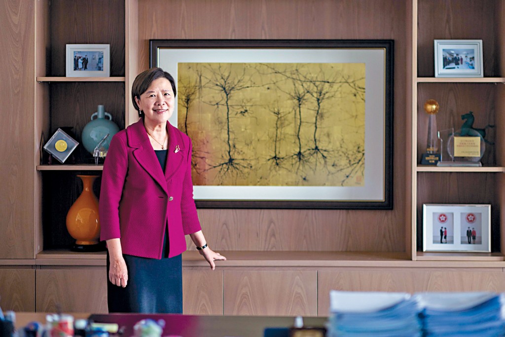 懸於校長辦公室後方的，是由著名神經科學家Greg Dunn於2013年送贈給葉玉如的腦神經構造手繪臨摹圖。