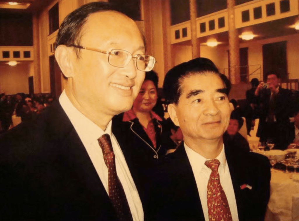 梁成運和前國務委員、外長楊潔篪在人民大會堂合影。