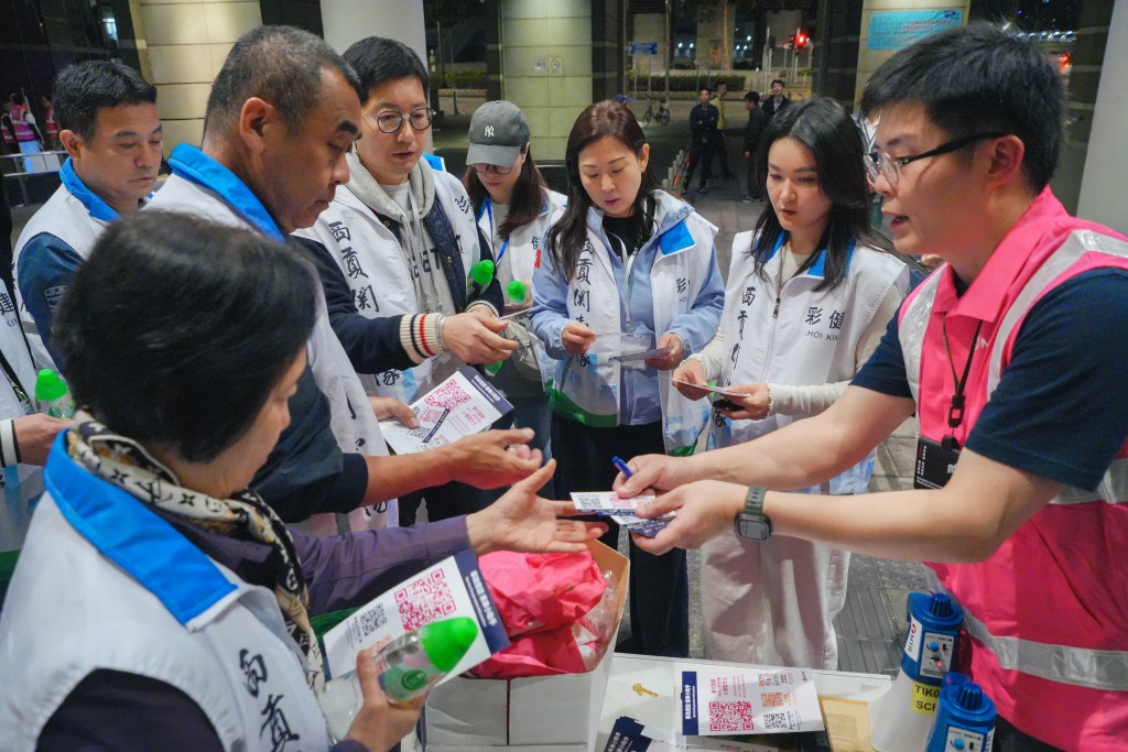 港鐵啟動與「社區聯合應變組」的協調機制，並於車站外設立「社區聯合應變組資訊站」，港鐵職員及關愛隊人員向「受影響乘客」提供協助。演習亦涵蓋修復工作及應變措施。