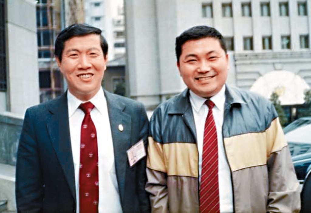 新北市長侯友宜（右）曬出當年與李昌鈺的合影。