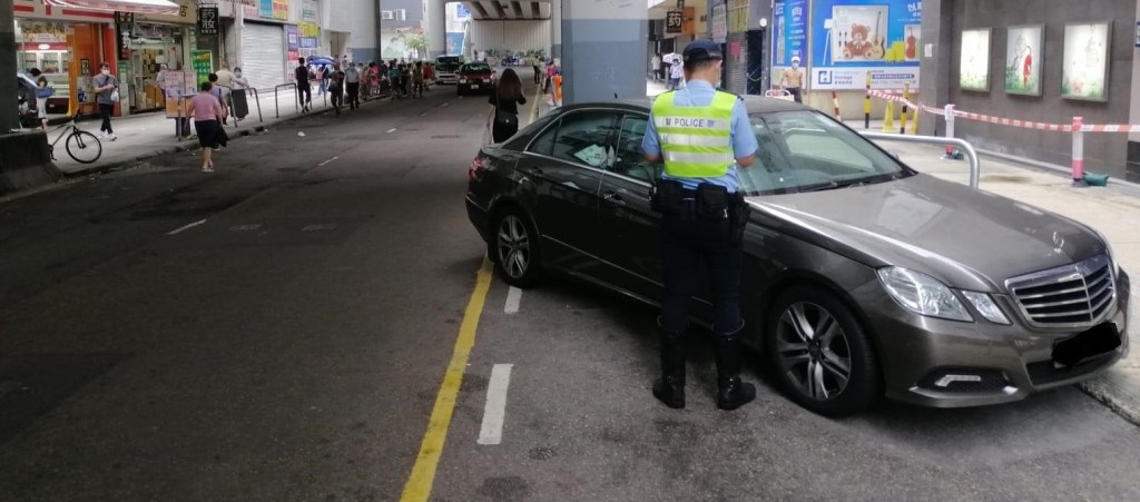 警方在各黑點針對單車、行人及違例泊車等進行打擊。圖:警方提供