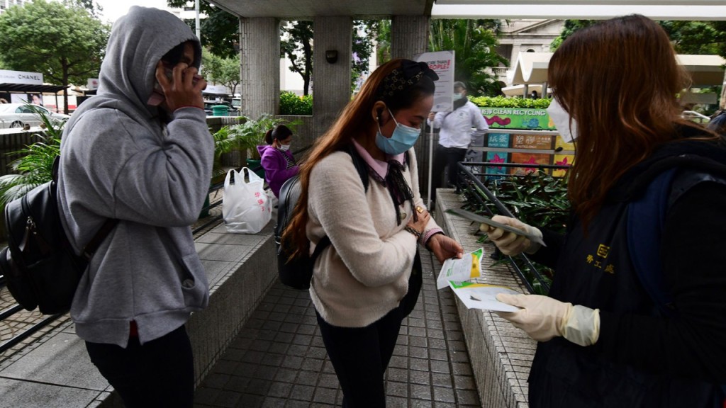 勞工處人員今午提醒中環聚集外傭保持社交距離。