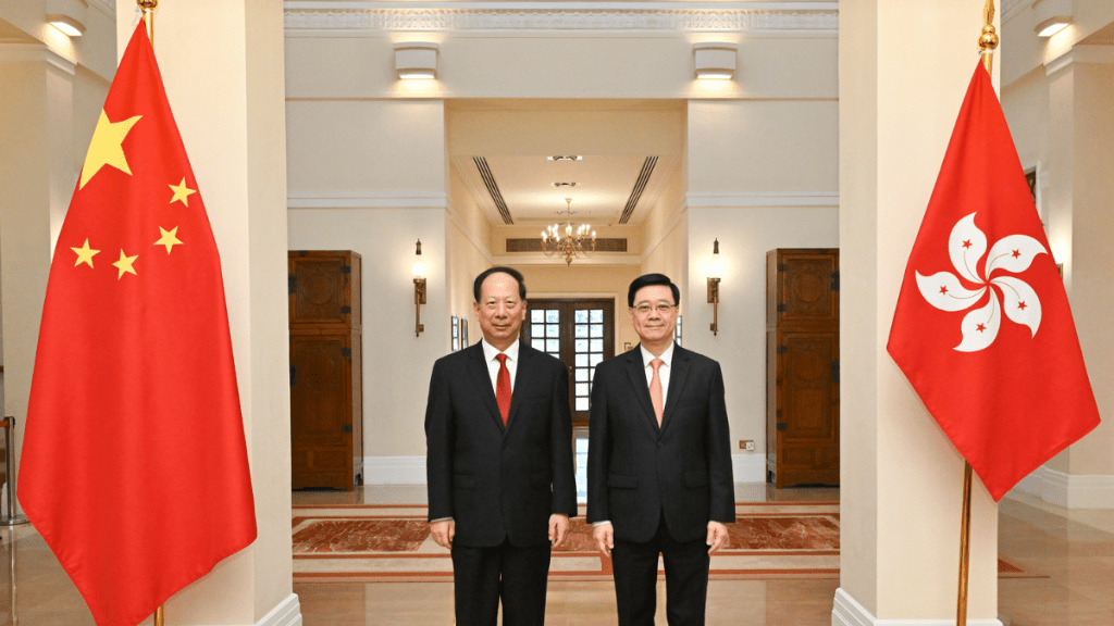 行政長官李家超(右)在禮賓府與中共中央政治局委員、全國政協副主席、中央統戰部部長石泰峰(左)會面。