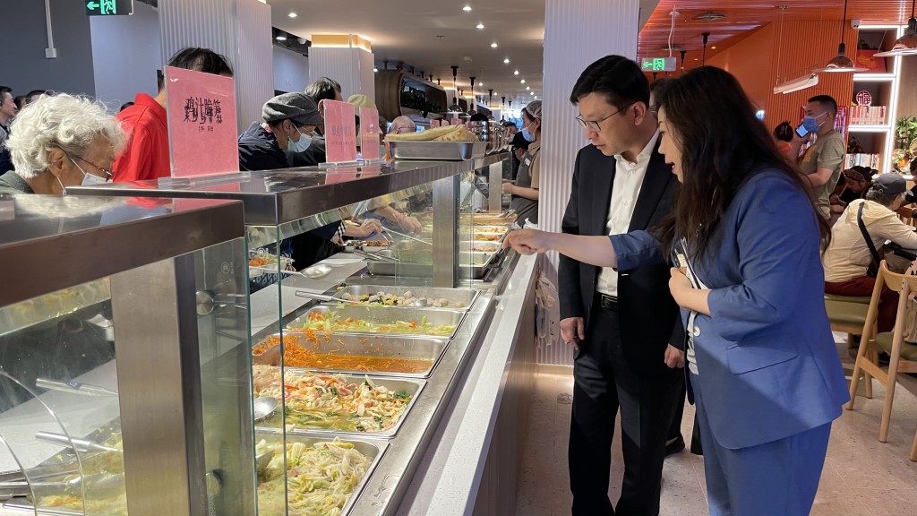 孫玉菡昨午（8日）參觀北京西城區首間養老餐集配中心，了解長者營養餐服務。