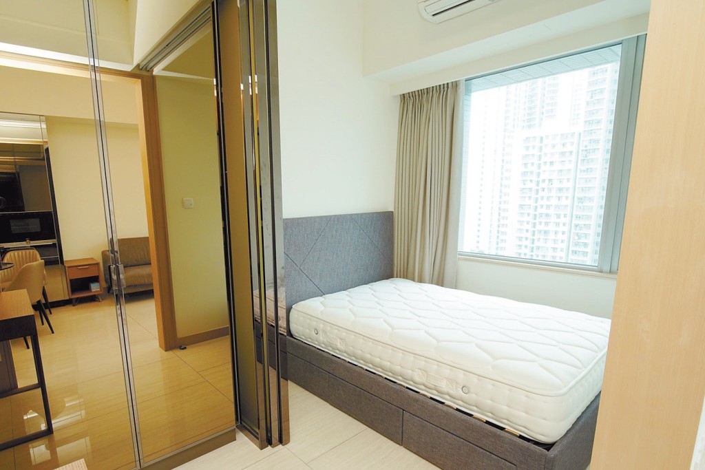 睡房设有阔窗，可增加赏景角度。