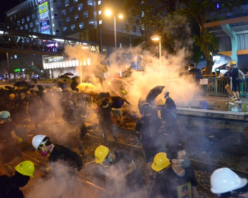 示威者向警署投擲石塊