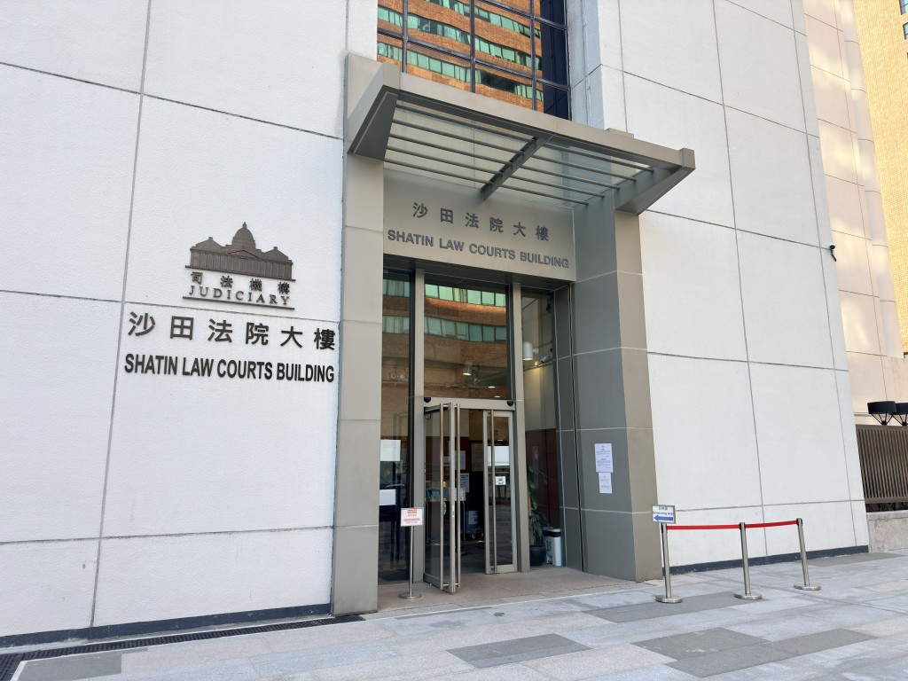 疑犯今早在沙田裁判法院提堂。梁國峰攝 疑犯今早在沙田裁判法院提堂。梁國峰攝