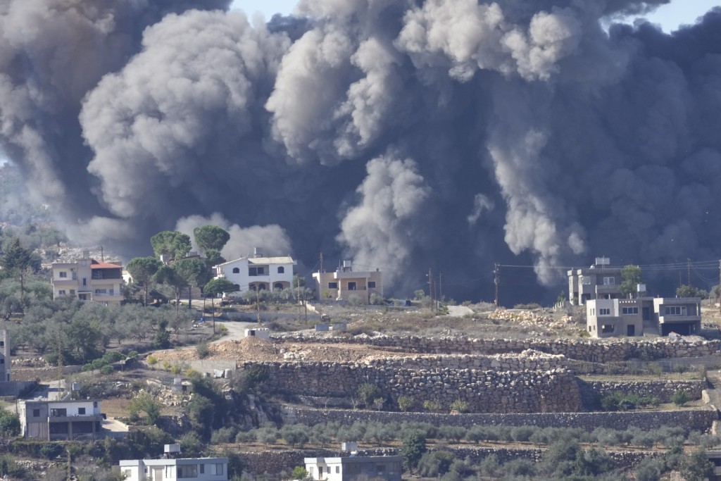 以軍上周六空襲黎巴嫩邊境一個村莊，村莊中彈後冒出大量濃煙。美聯社