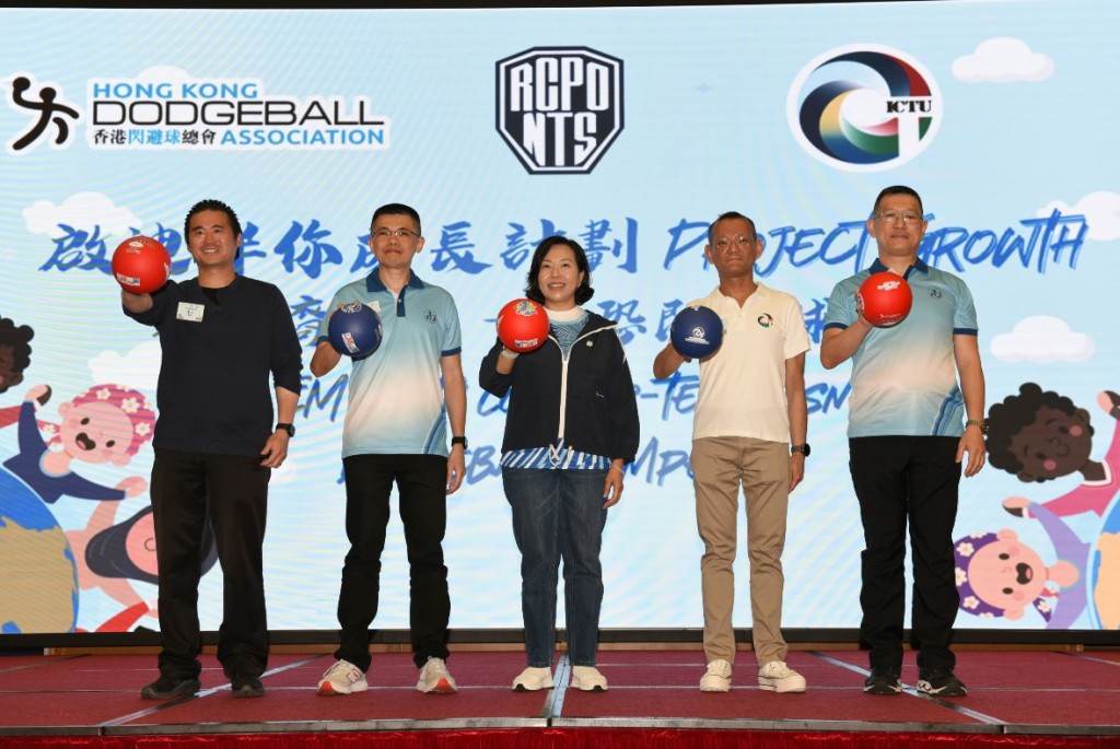 決賽日主禮嘉賓合照 (左起:香港閃避球總會會長李一、新界南總區指揮官麥展豪、民政及青年事務局局長麥美娟、跨部門反恐專責組高級警司梁偉基、新界南總區副指揮官楊文彬) 決賽日主禮嘉賓合照 (左起:香港閃避球總會會長李一、新界南總區指揮官麥展豪、民政及青年事務局局長麥美娟、跨部門反恐專責組高級警司梁偉基、新界南總區副指揮官楊文彬)