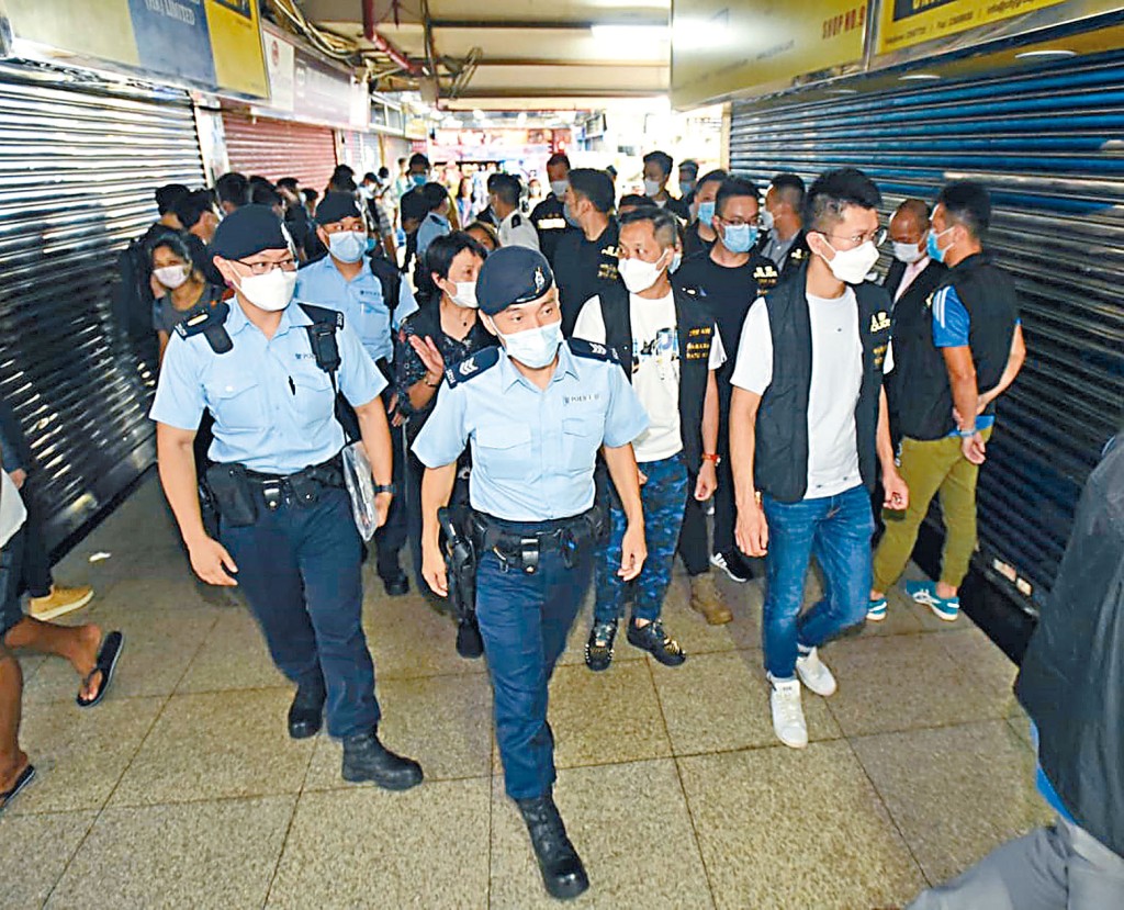 警方聯同海關及入境處人員,昨晚高調搜查重廈及美麗都大廈。