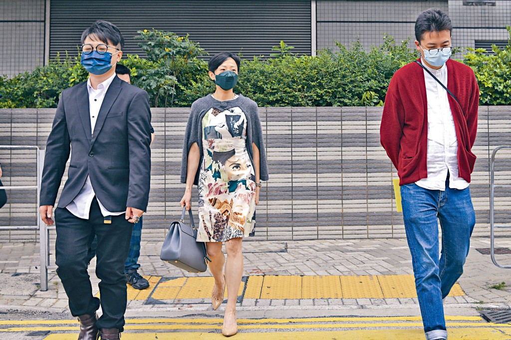 陳淑莊(中)和林瑞華(右)涉酒吧違限聚令案開審。左為涉案酒吧負責人陳偉才。