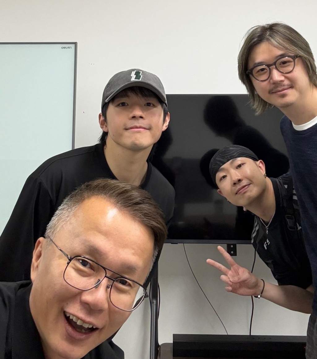今次演唱會除了有監製莊 少榮(前左)外,Ian更親自 上陣、聯手Edward Chan (右一)任音樂總監,再加 上舞蹈總監Beep(右二) 組成黃金組合! 今次演唱會除了有監製莊 少榮(前左)外,Ian更親自 上陣、聯手Edward Chan (右一)任音樂總監,再加 上舞蹈總監Beep(右二) 組成黃金組合!