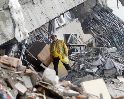 截至下午1時,地震共釀成9人死亡、268人受傷,23人失蹤。AP