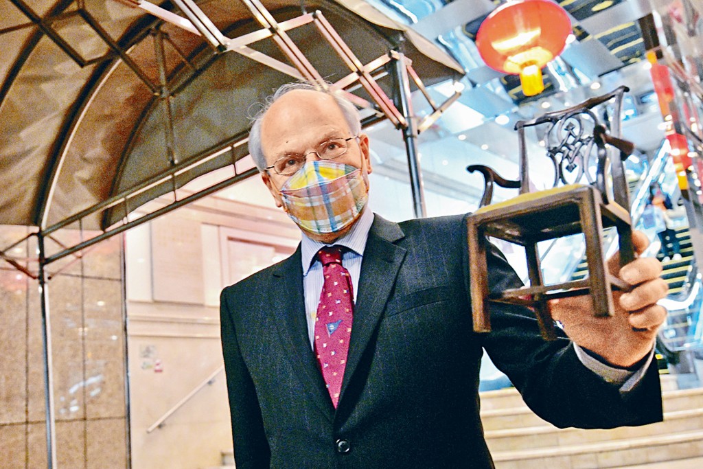 夏博义原来是英国自由民主党成员，亦是该党牛津市圣玛格丽特选区议员。