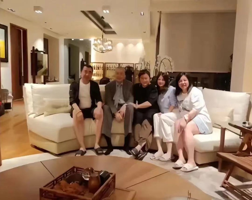 劉詩昆邀請好友到家中作客。
