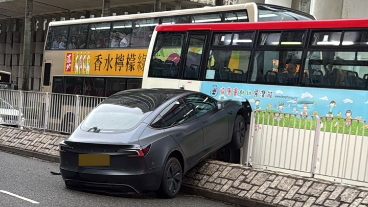 私家車剷上石壆撞毀鐵欄再撞旅遊巴車身。fb車cam L（香港群組）圖片