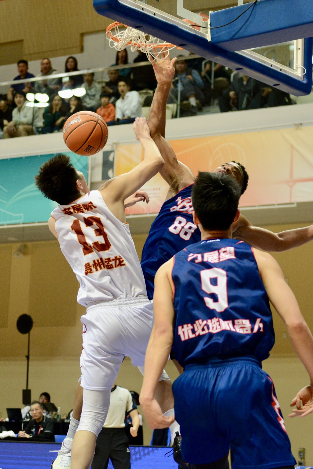 阿諾斯克奉獻精彩的隔人暴扣。楊功煜攝 阿諾斯克奉獻精彩的隔人暴扣。楊功煜攝