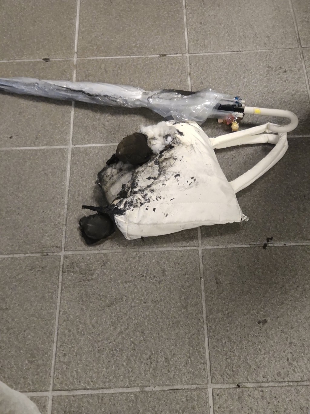 大阪地鐵心齋橋站日前懷疑有乘客流動電源冒煙起火，袋子被燒焦。 X@chinkopiano