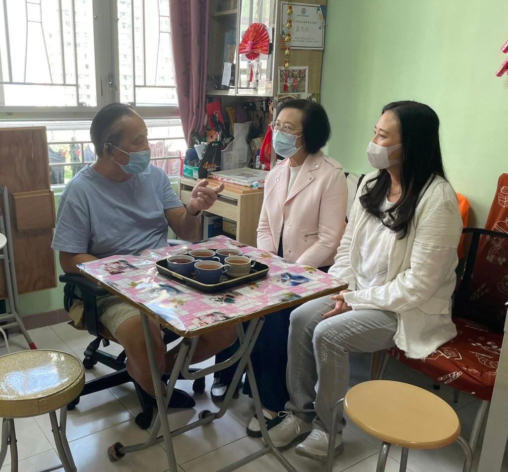 陳肇始與葛珮帆到馬鞍山探訪基層家庭。葛珮帆FB圖片