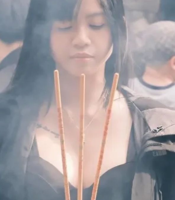 大馬女網紅Junee疑遊河南古剎時，低胸拜神未點香燭被批「擺拍」。Threads