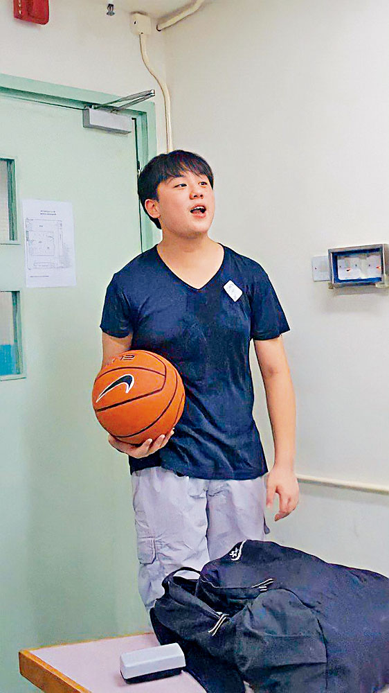 肥仔姜濤打波相被AK笑「飛釘」。