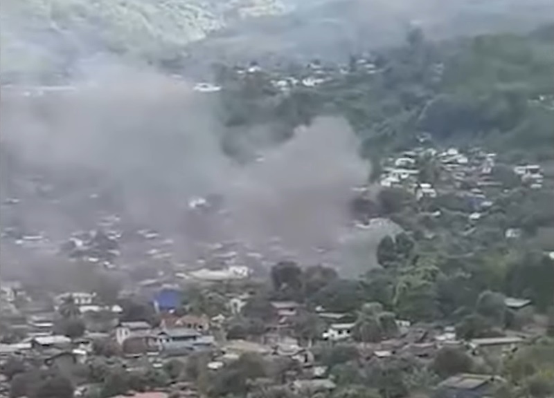 緬北克欽邦難民營疑遭到無人機空襲，冒出大量濃煙。網上圖片