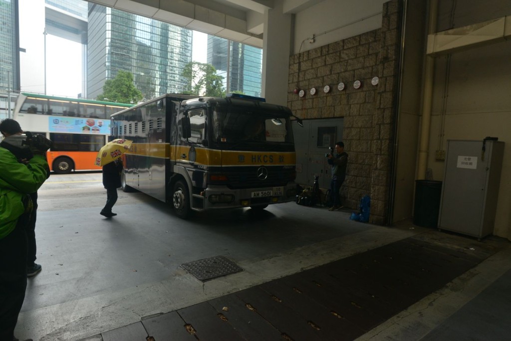 梁天琦由囚車押上法庭。本報記者攝
