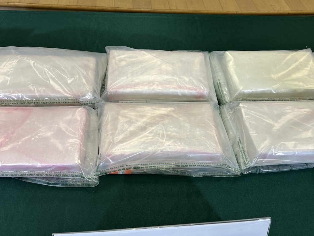 海關展示檢獲的可卡因。 海關展示檢獲的可卡因。