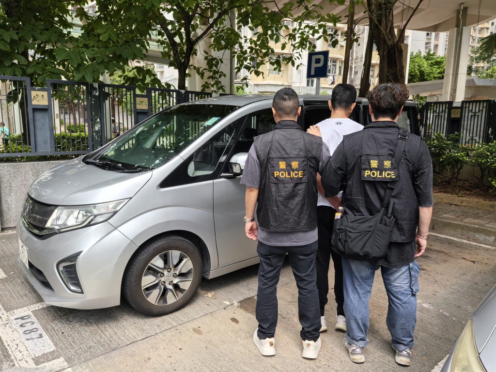 警方拘捕兩名外圍艇仔,包括於上水清河邨被捕的姓吳地盤男工。 警方拘捕兩名外圍艇仔,包括於上水清河邨被捕的姓吳地盤男工。