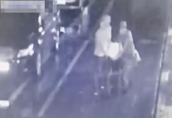 3名賊人推著板車偷走了石鼓。網圖