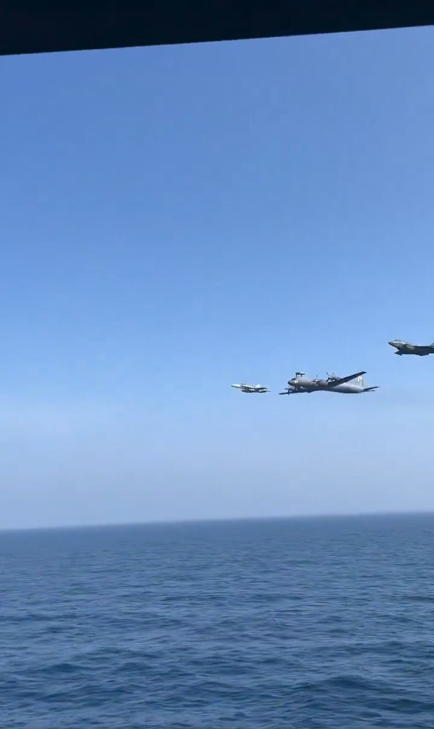 美军F/A-18F超级大黄蜂与F-35C隐形战机为俄罗斯反潜巡逻机“护航”。 X / Osint613