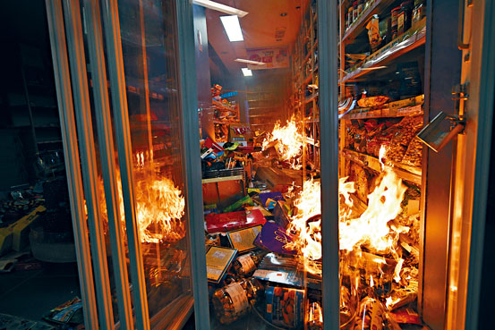 ■沙田新城市广场优品360被纵火焚烧。