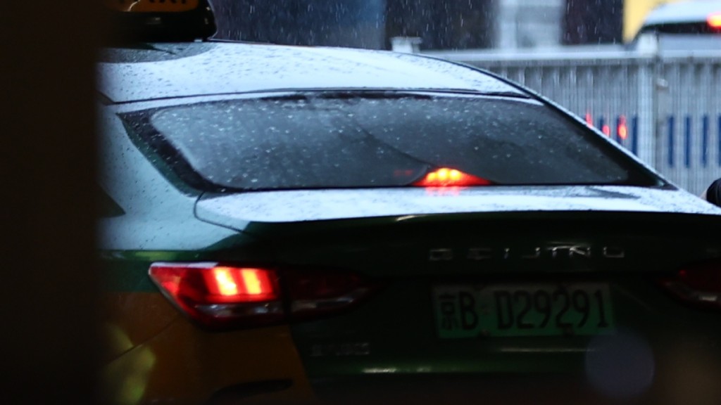 上海有出租車司機涉趕客落車被吊銷牌照。中新社