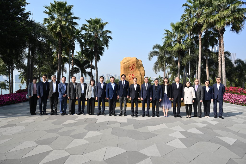 图示香港特区政府代表团成员与深圳市政府及前海管理局人员在前海石公园合照。（政府新闻处提供）
