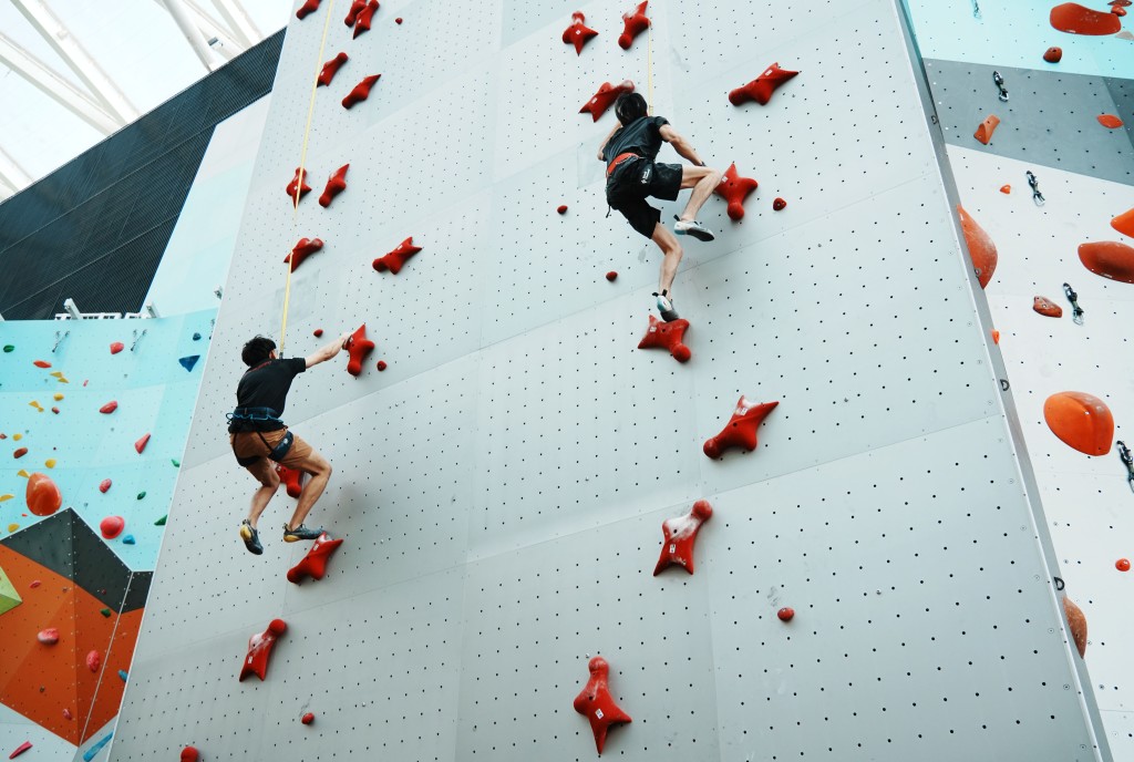 香港運動攀登代表隊的歐智鋒及黃炯輝即場示範奧運項目「速度攀登」。 香港運動攀登代表隊的歐智鋒及黃炯輝即場示範奧運項目「速度攀登」。