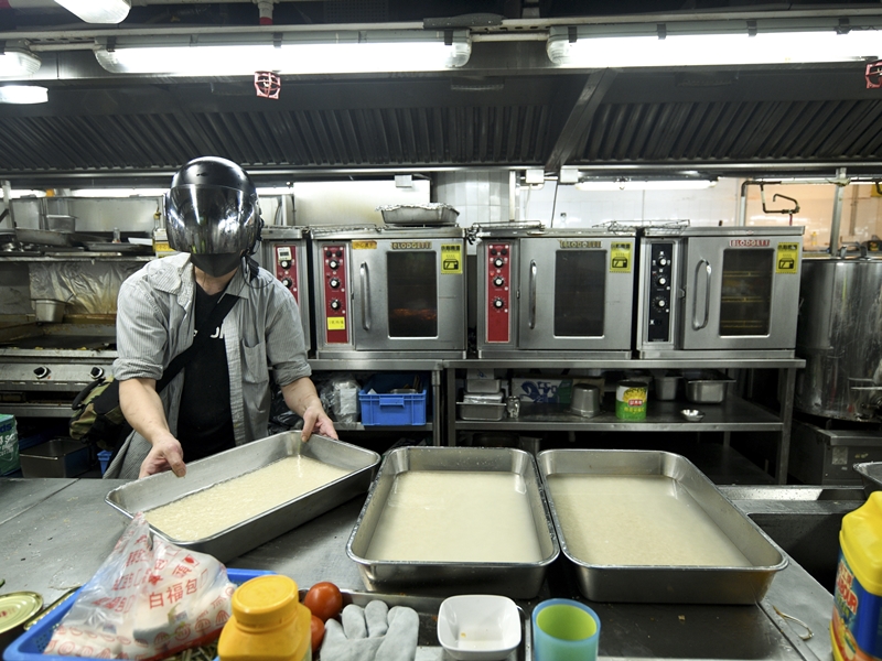 仍有留守人士繼續利用食堂廚房煮食。