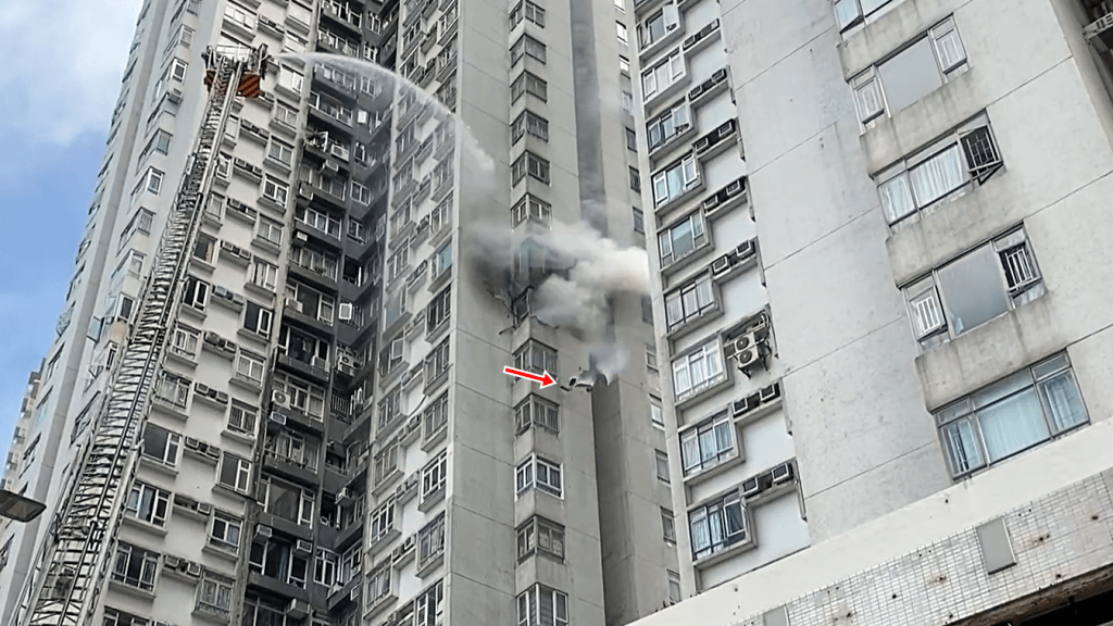 起火單位有物件飛落街。fb：香港突發事故報料區
