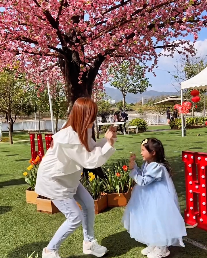 今年2月，張美妮教女兒跳舞。