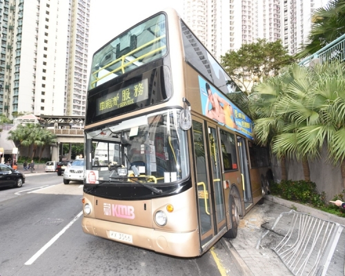 九巴剷上行人路。丁志雄攝