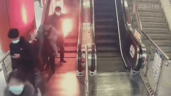 上海地鐵男尿袋自燃焚身衝下電梯。 上海地鐵男尿袋自燃焚身衝下電梯。