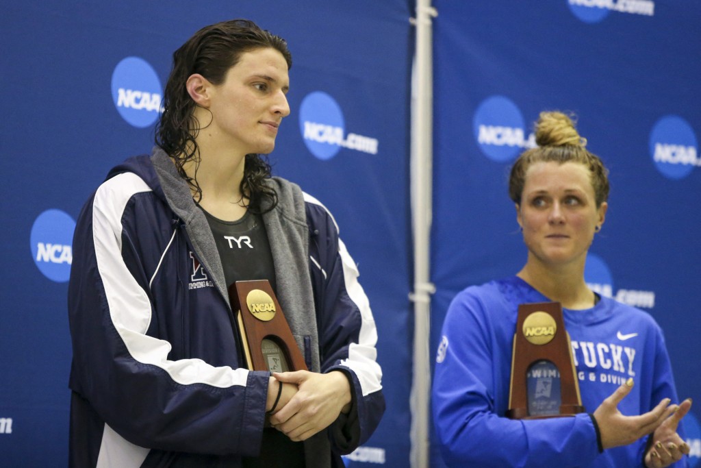 美國變性游泳運動員莉亞·托馬斯(左)。