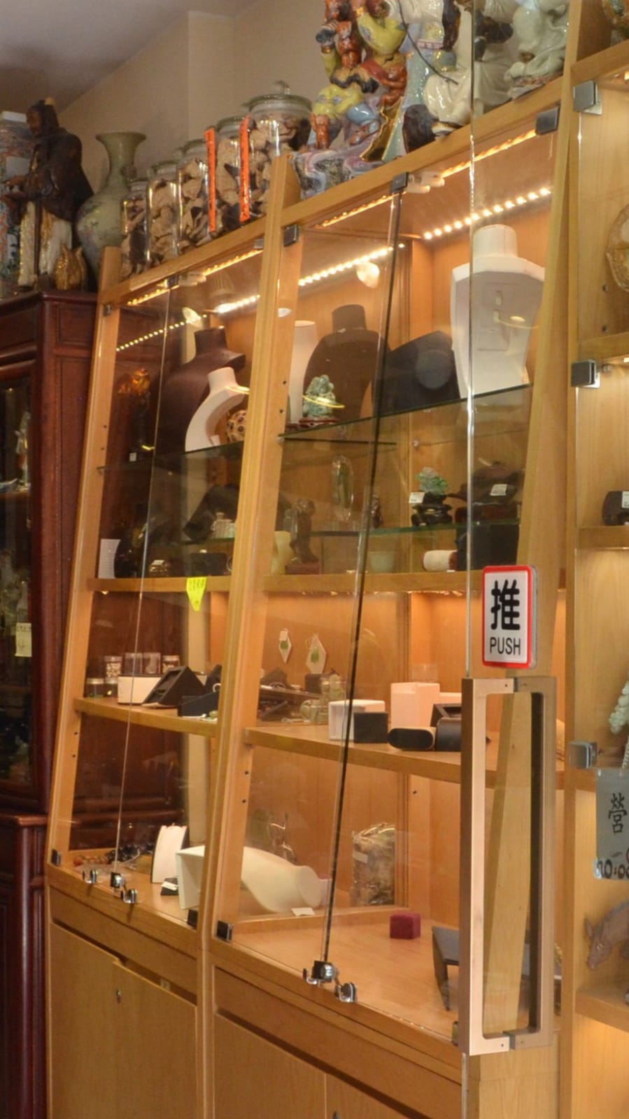 旺角古玩店遭爆竊。