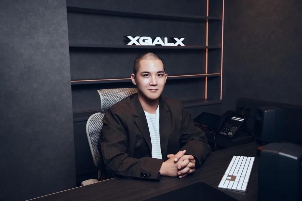 SIMON又名JAKOPS，曾是歌手，之後成為XG的老闆及製作人。