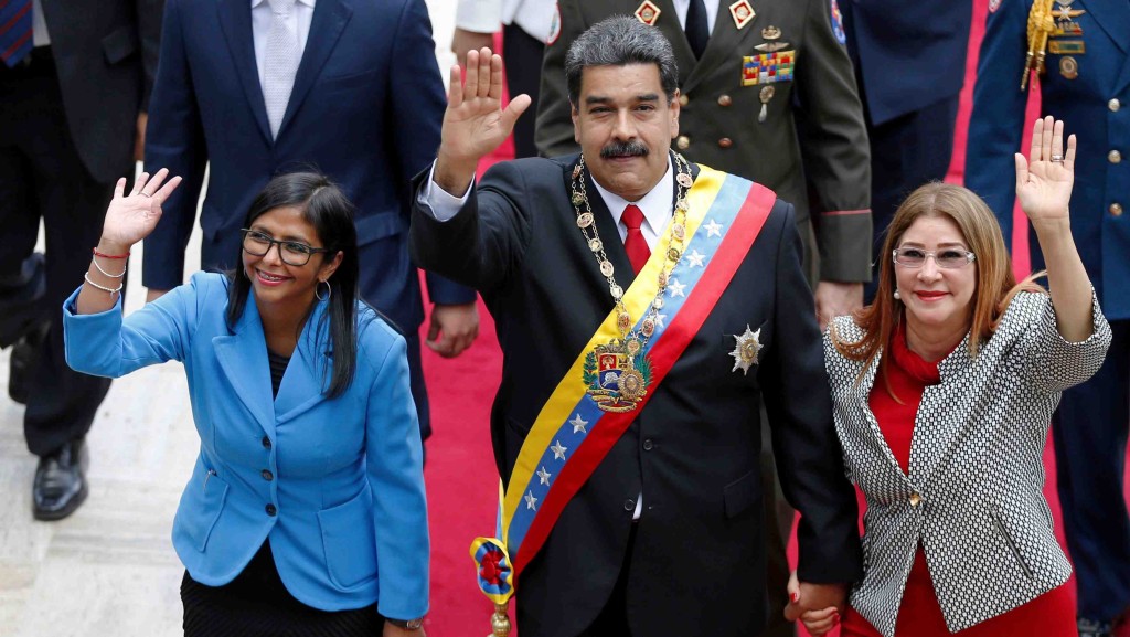 委内瑞拉副总统罗德里格斯（左）称，马杜罗（中）为「唯一」领导人。美联社