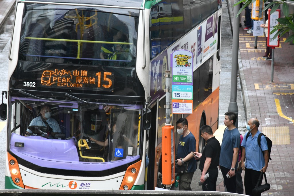 5間專營巴士公司今日起加價，加幅由3.9%至7%不等。禇樂琪攝