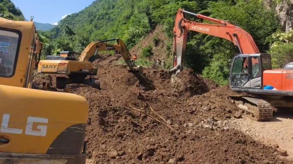 甘肃陇南山泥倾泻仍有16人被埋。央视　