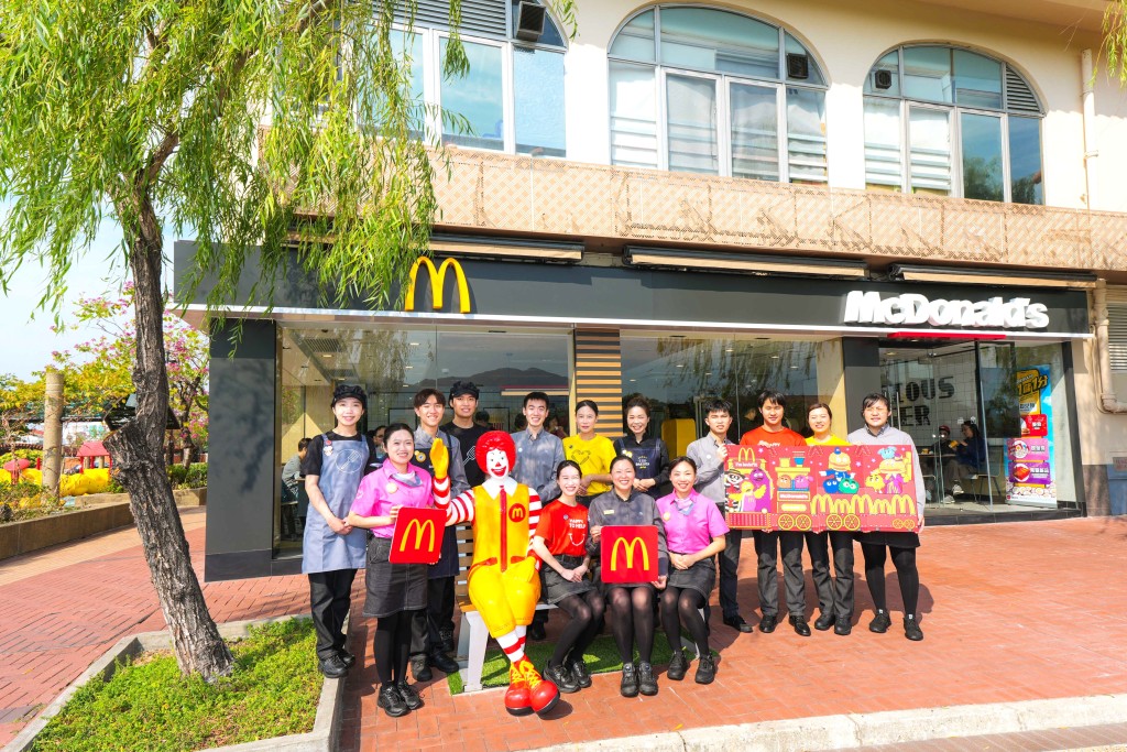 近年来,集团致力打破这种定型,透过引入与资历架构挂钩的培训机制,将餐厅管理岗位全面专业化,证明不同起点的人才,均能透过系统性晋升,成为独当一面的管理专才。 近年来,集团致力打破这种定型,透过引入与资历架构挂钩的培训机制,将餐厅管理岗位全面专业化,证明不同起点的人才,均能透过系统性晋升,成为独当一面的管理专才。