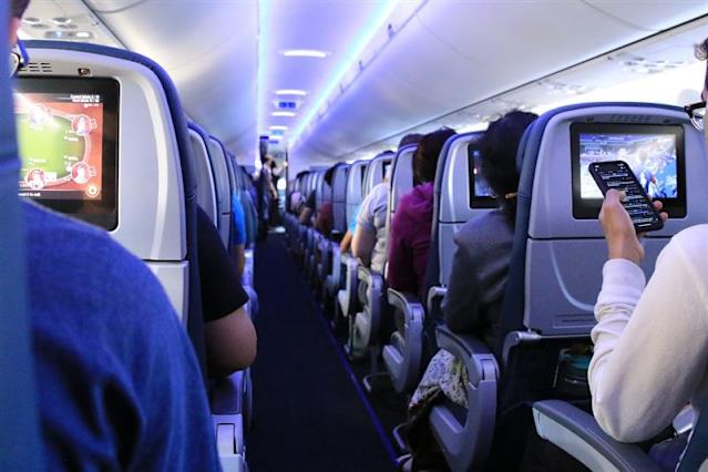 日本警方呼籲旅客在機上熟睡或用餐時,需留意放置於座位區上方的行李。PIXABAY 日本警方呼籲旅客在機上熟睡或用餐時,需留意放置於座位區上方的行李。PIXABAY