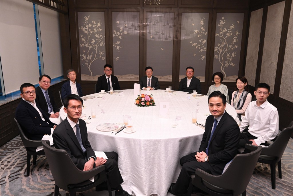 行政長官李家超主持特首顧問團午餐會議,以聽取顧問團成員就今年《施政報告》的意見,7月10日舉行的第2場會議。左五為「杭州六小龍」的浙江強腦科技有限公司創始人韓璧丞,右二為「杭州六小龍」的杭州宇樹科技有限公司創始人王興興。政府新聞處圖片 行政長官李家超主持特首顧問團午餐會議,以聽取顧問團成員就今年《施政報告》的意見,7月10日舉行的第2場會議。左五為「杭州六小龍」的浙江強腦科技有限公司創始人韓璧丞,右二為「杭州六小龍」的杭州宇樹科技有限公司創始人王興興。政府新聞處圖片