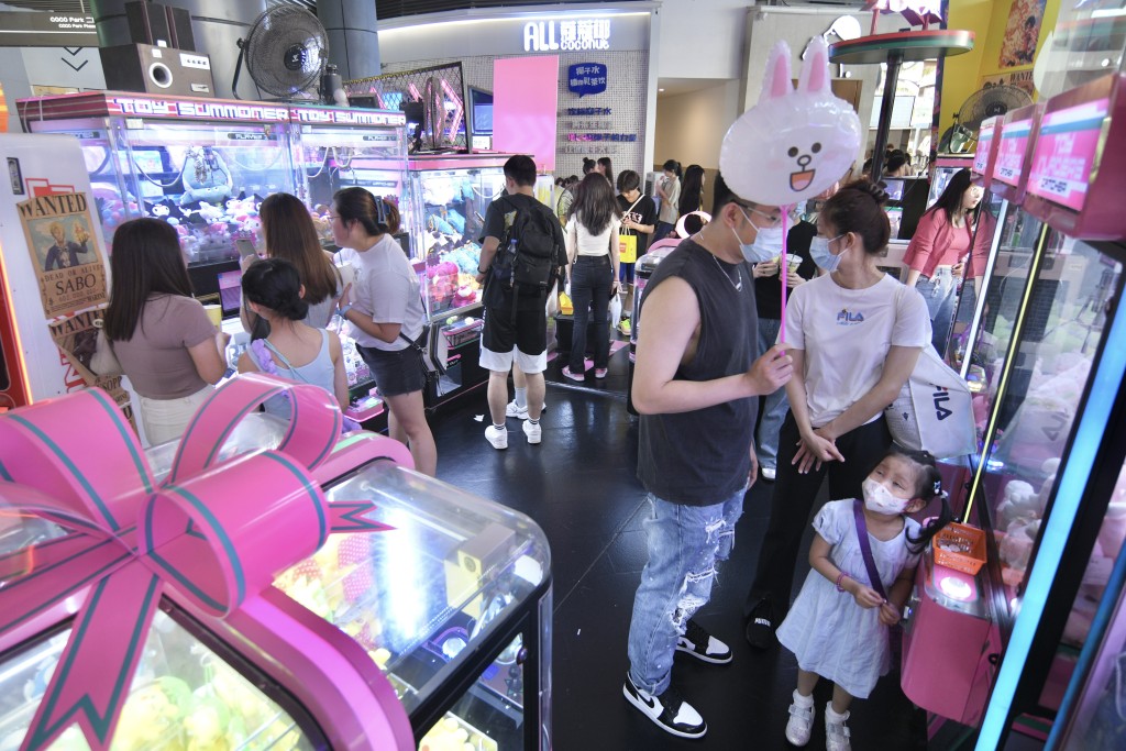 深圳一商場的夾娃娃店深受歡迎。陳浩元攝
